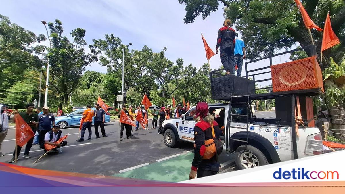 Buruh Demo di Depan Balkot Jakarta Jelang Pengumuman UMP 2026