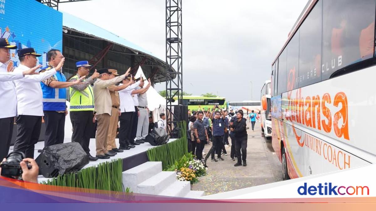 Kakorlantas Dampingi Menhub Lepas Mudik Gratis di Terminal Pulo Gebang