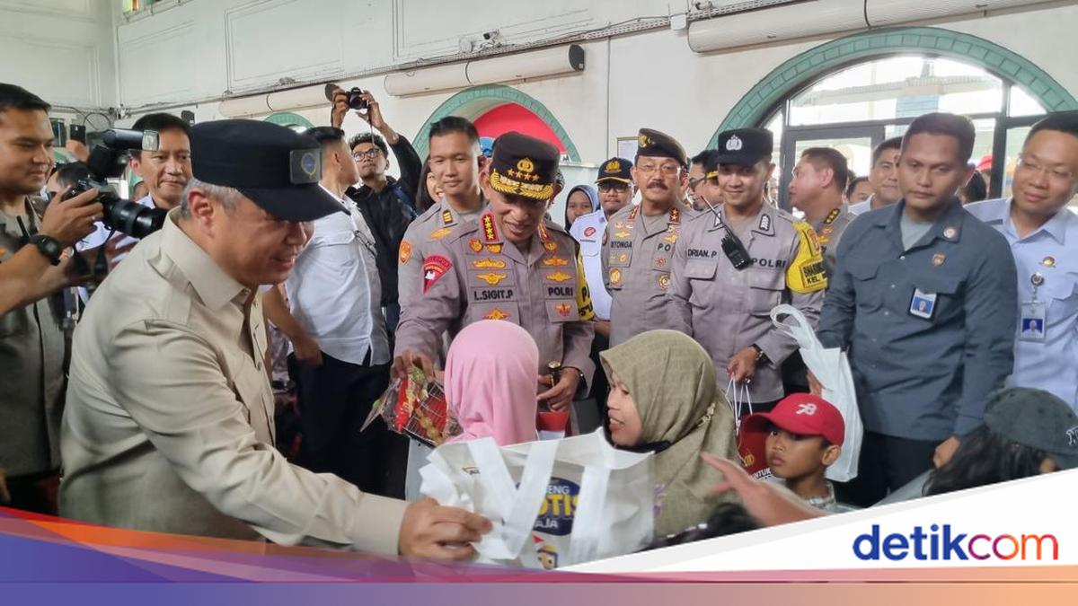 Kapolri Tinjau Stasiun Pasar Senen di Libur Nataru, Beri Bingkisan ke Penumpang