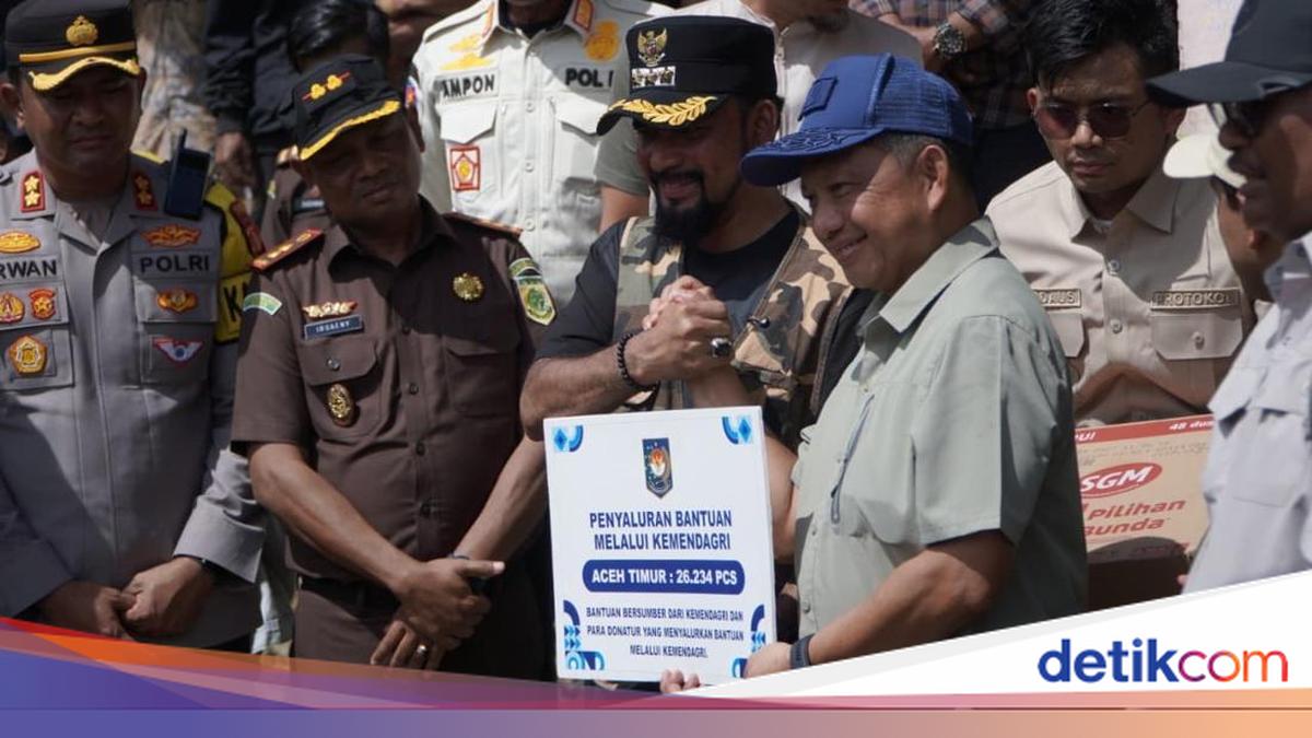 Mendagri Tito Salurkan 26.234 Pakaian ke Aceh Timur