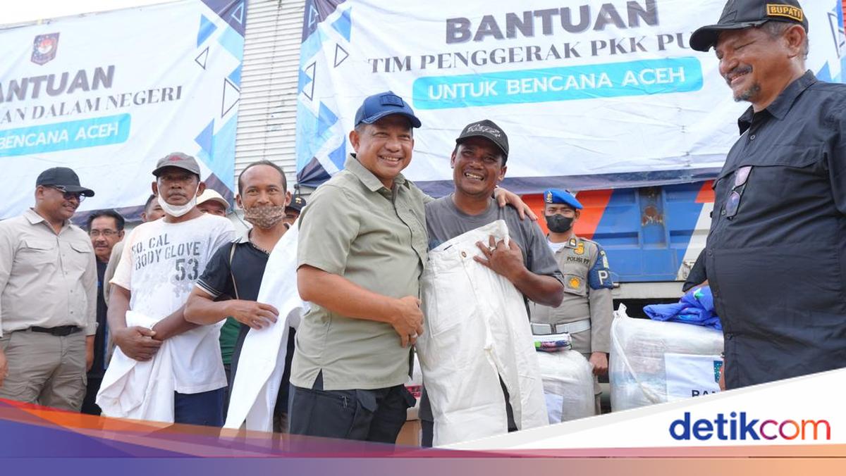 Mendagri Serahkan Bantuan ke Warga Terdampak Bencana di Aceh Tamiang