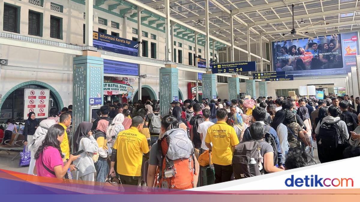 Porter Stasiun Senen Mulai Cuan di H-2 Natal, Order Panggulan Melonjak
