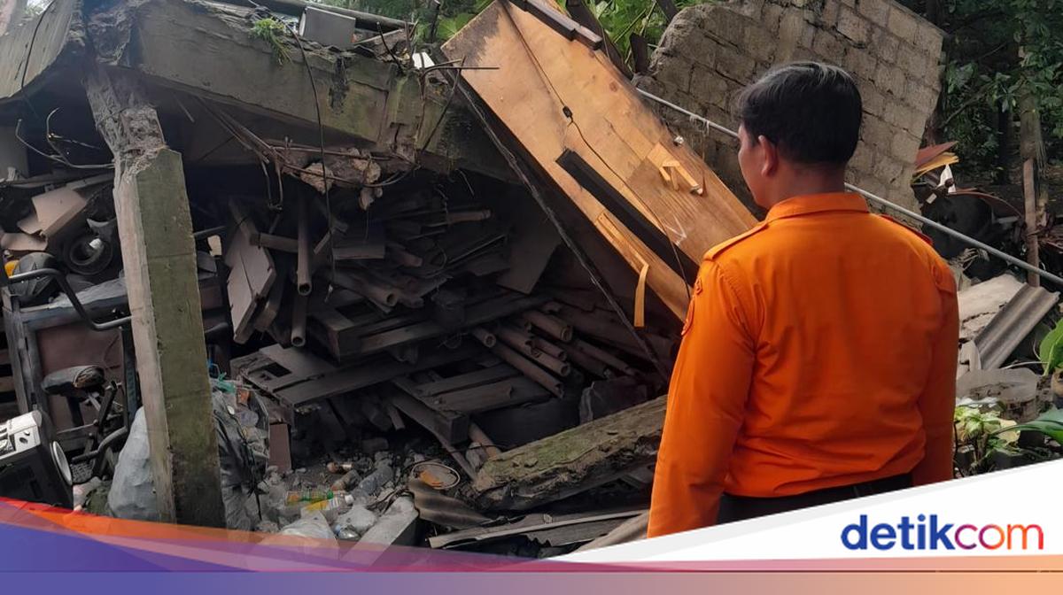 Diterjang Angin Kencang, Rumah Dua Lantai di Bogor Ambruk