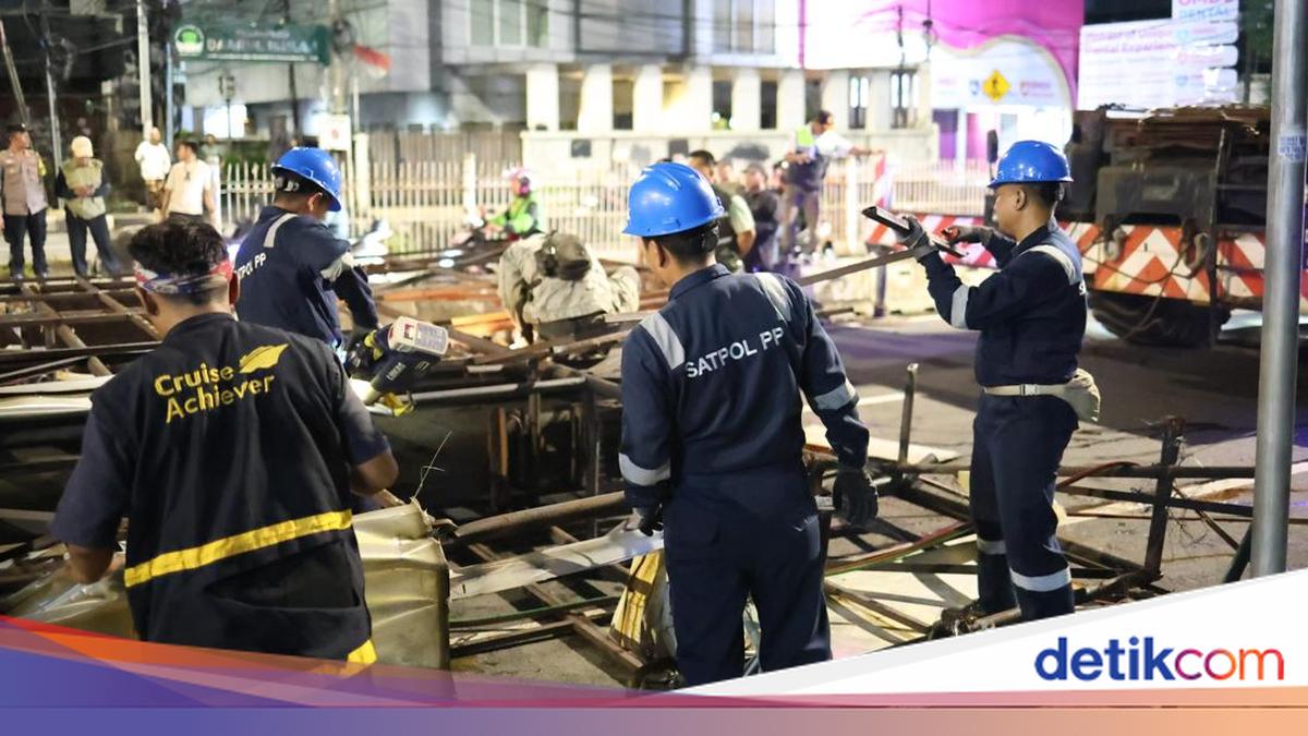 Satpol PP Bongkar 16 Papan Reklame Berkarat di Jakarta