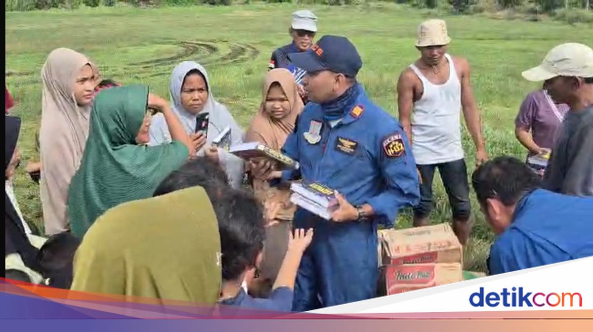 Aksi Kemanusiaan Pilot-Kru Heli Polri Salurkan Alquran untuk Anak-anak Aceh Tamiang