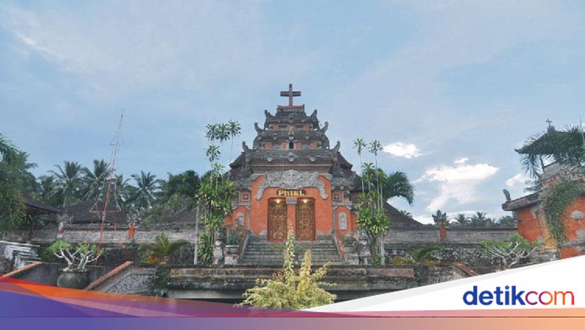 Perayaan Natal di Gereja Kristen Pniel, Blimbingsari, Bali, memadukan tradisi lokal dengan ibadah. Jemaat membeludak, penjor dan pohon Natal menghiasi desa.

Via @detikbali__