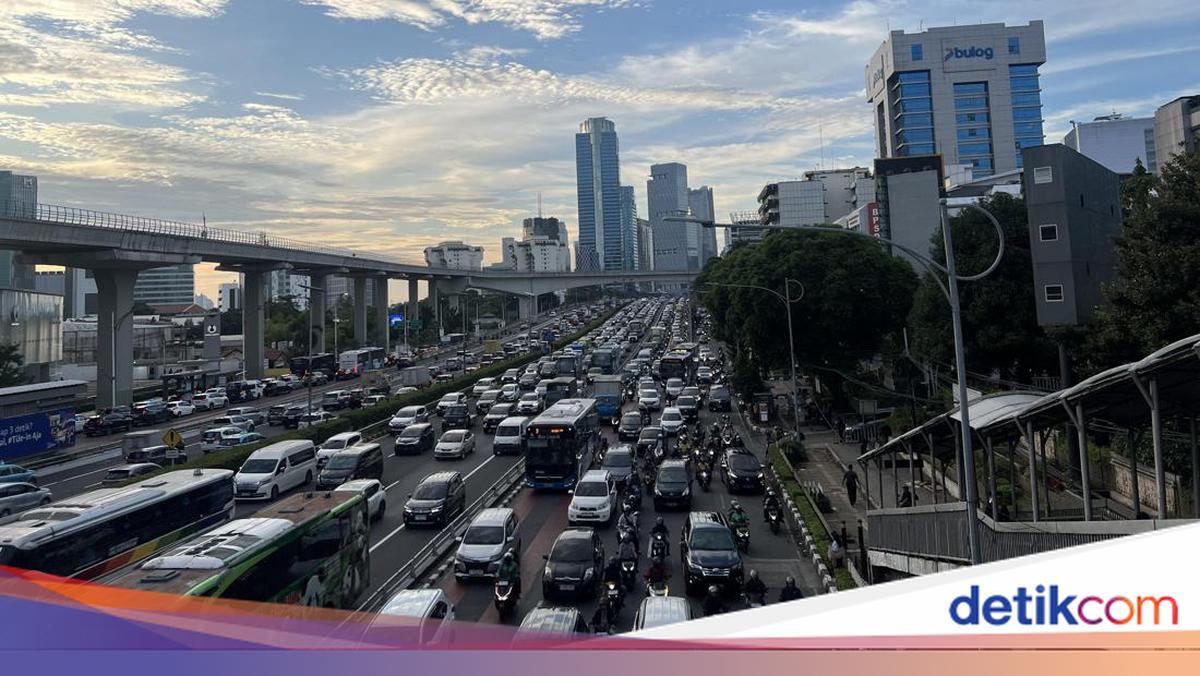 Jelang Libur Nataru, Lalin Gatot Subroto Arah Cawang Padat Sore Ini