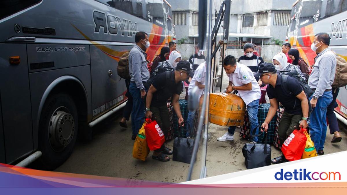 Aktivitas pemudik di Terminal Pondok Pinang meningkat tajam, seiring prediksi Kemenhub puncak arus mudik Nataru pada 24 Desember 2025.

#Foto #detikFoto #FotoNews