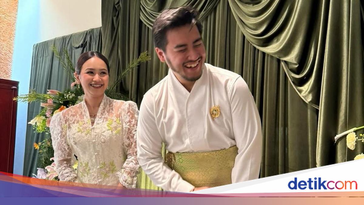 Muhammad Rafi Akbar Putra Pangestu, putra Annisa Trihapsari dan Adjie Pangestu lamaran. Ini momen intimate lamaran Rafi dan Nabila Febrina.