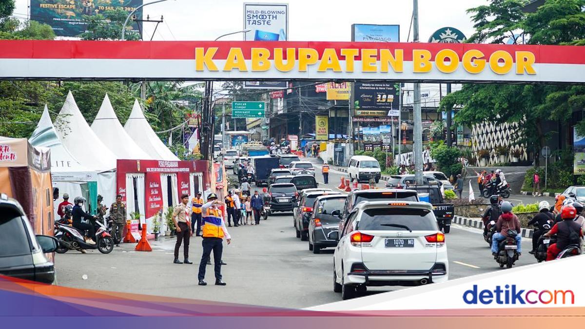 Polisi menyiagakan petugas gabungan dan menyiapkan rekayasa lalu lintas selama libur Nataru di kawasan Puncak Bogor. Petugas terlihat mengatur arus kendaraan di titik-titik strategis.

#Foto #detikFoto #FotoNews