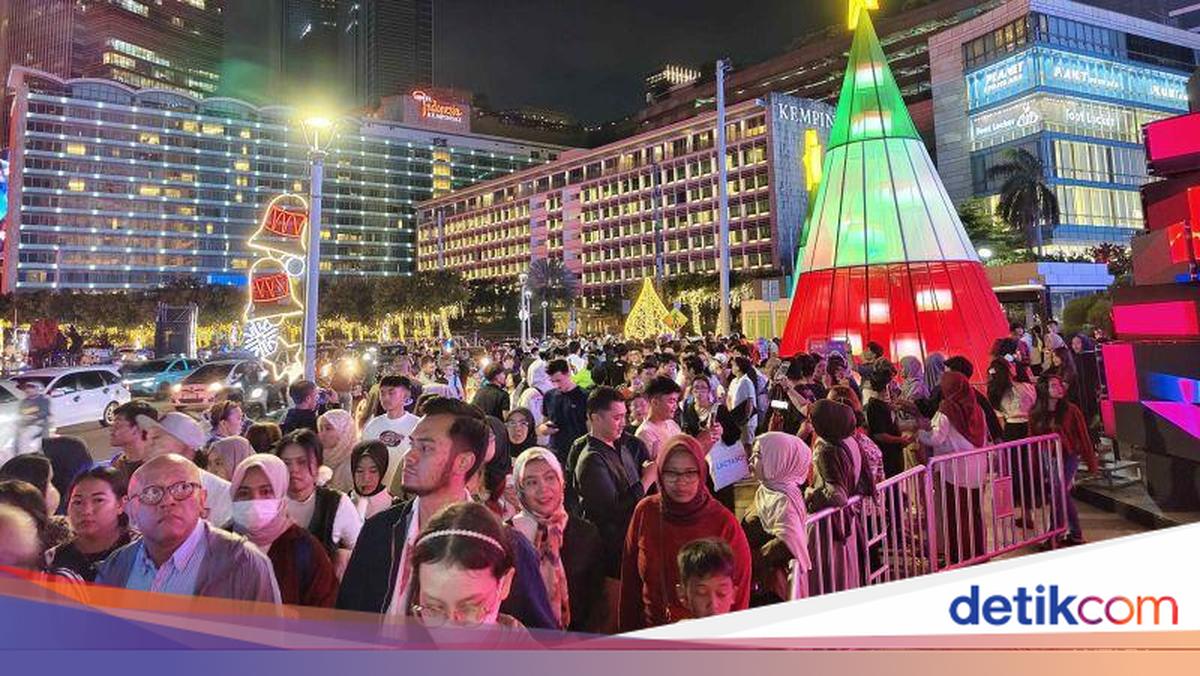 Kawasan Bundaran HI Padat, Warga Antusias Berfoto di Jakarta Light Festival