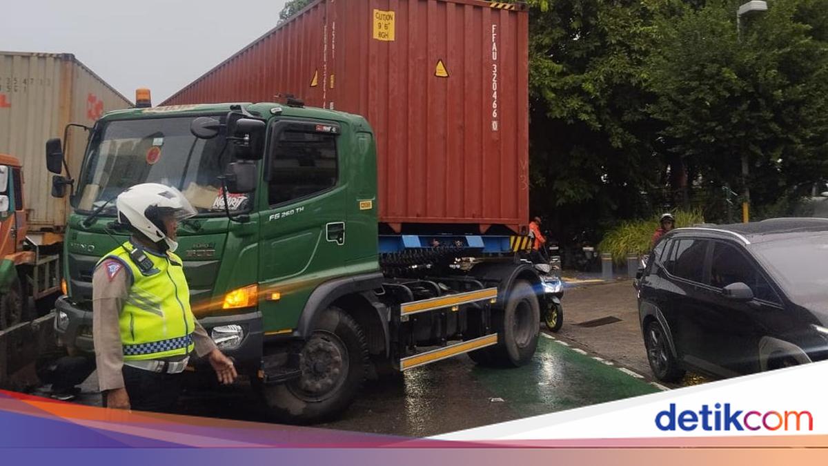 Sopir Lepas Kendali, Truk Kontainer Tabrak Pembatas Jalan di Jakbar