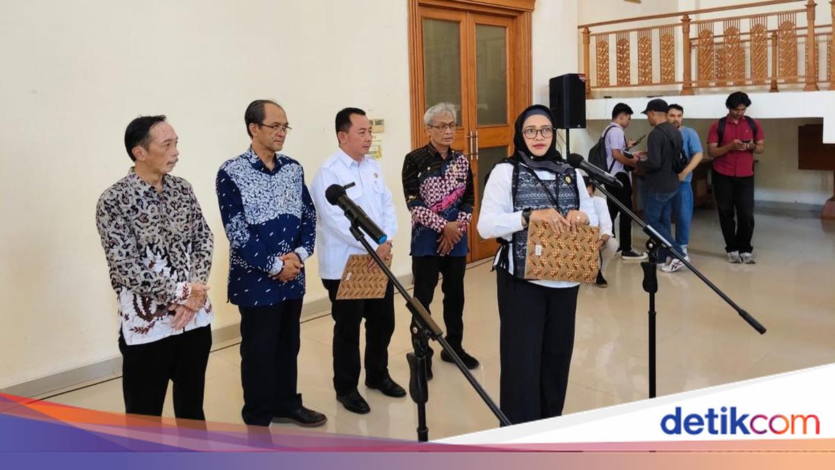 Pemda DIY mengumumkan UMP dan UMK se-DIY pada 2026. Rata-rata kenaikan UMP dan UMK di DIY 2026 naik sekitar 6% dibanding 2025. Sementara, UMP DIY naik lebih dari 6 persen menjadi Rp 2.417.495.

via @detikjogja_