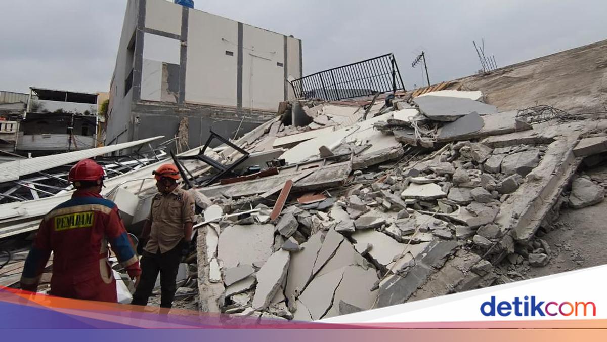 Bangunan Parkir 2 Lantai Ambruk di Koja Jakut, Timpa 5 Kendaraan