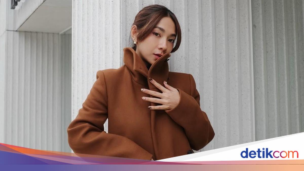 Dinda Kirana turun 12 kg dari berat badannya yang sempat mencapai 63 kg. Penampilannya kini jauh lebih “fresh”.