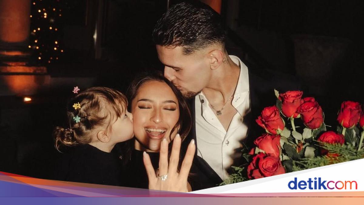 Justin Hubner melamar Jennifer Coppen dengan cincin berlian besar yang mencuri atensi. Ini detail cincin lamaran Justin dan Jennifer.