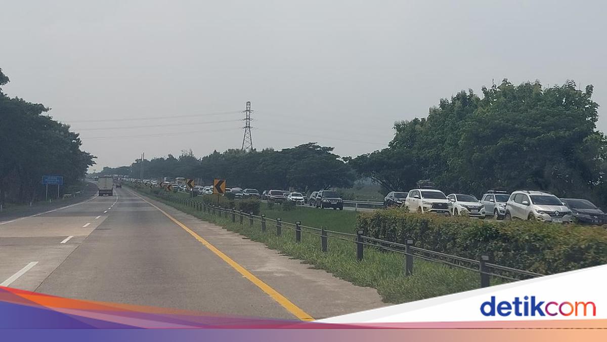 Tol Cipali Arah Timur Padat Sejak KM 188, Antrean Kendaraan Capai 8 Km