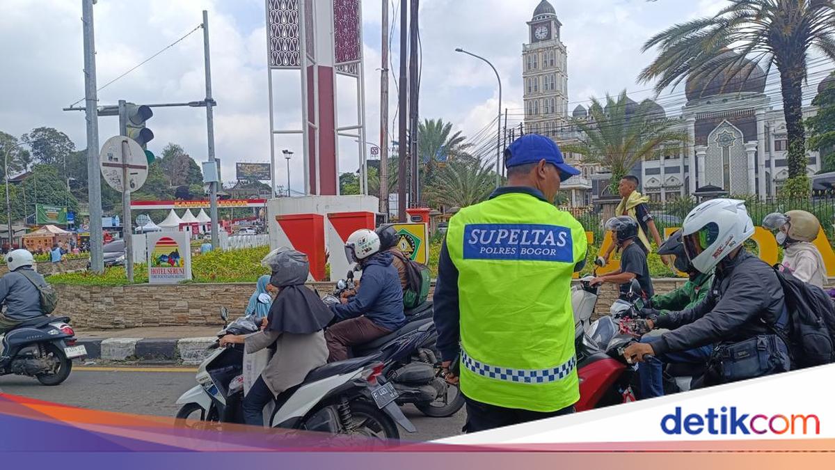 Cerita Mang Apip dari Sekuriti Jadi 'Joki Jalur' Resmi di Puncak Bogor