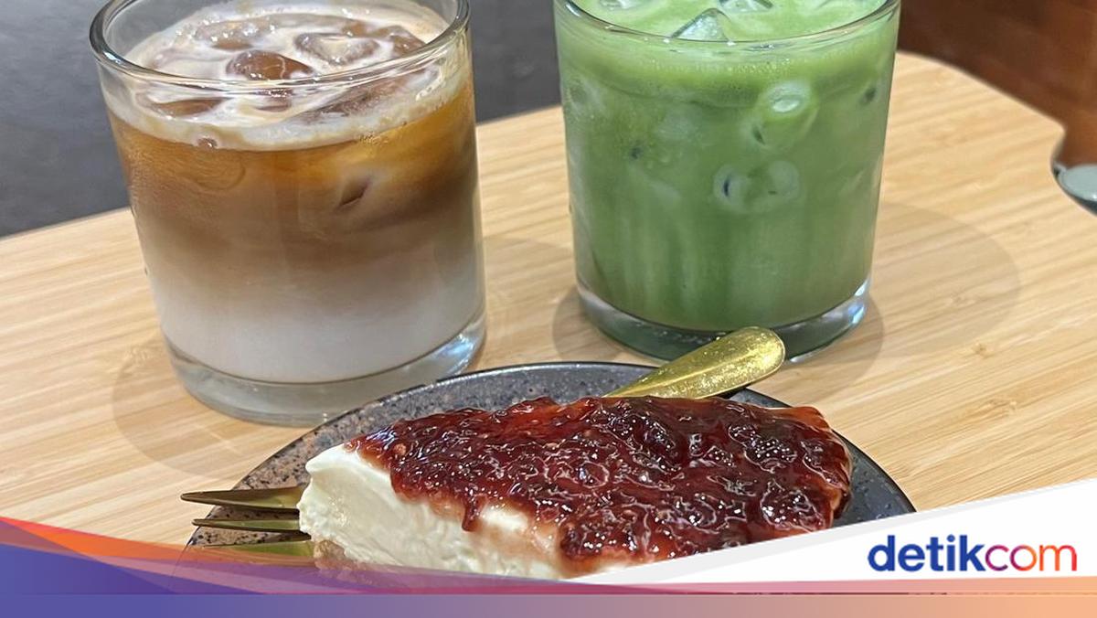 Di By The Sea PIK ada kafe mungil yang bisa jadi tujuan istirahat usai lelah berbelanja. Kafenya menawarkan minuman matcha hingga dessert cheesecake lezat!