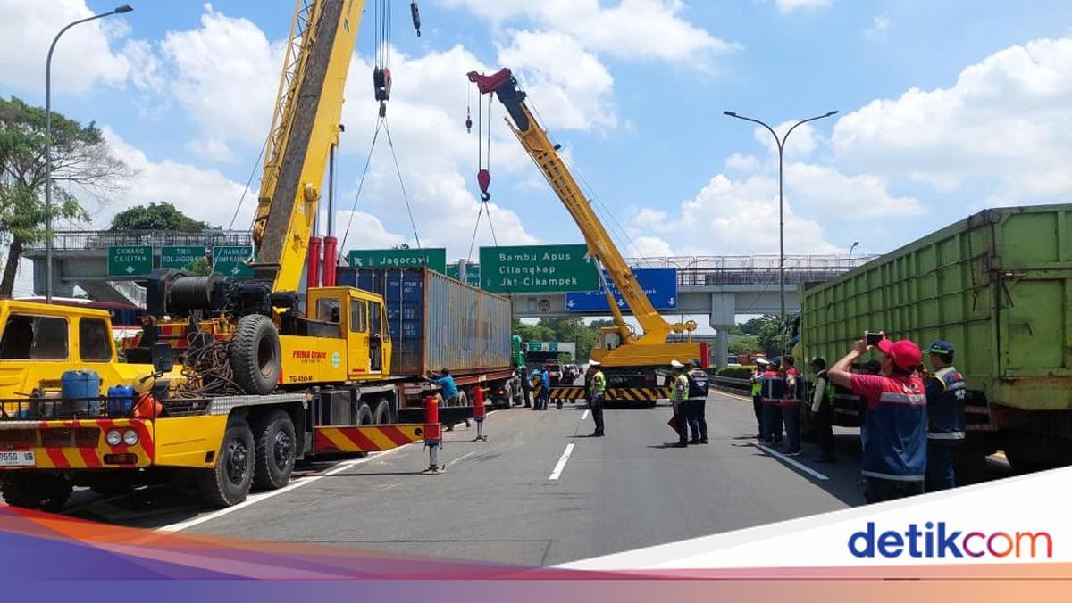 Polisi Kerahkan 2 Alat Berat Evakuasi Kontainer di Tol JORR, Lalin Normal Lagi