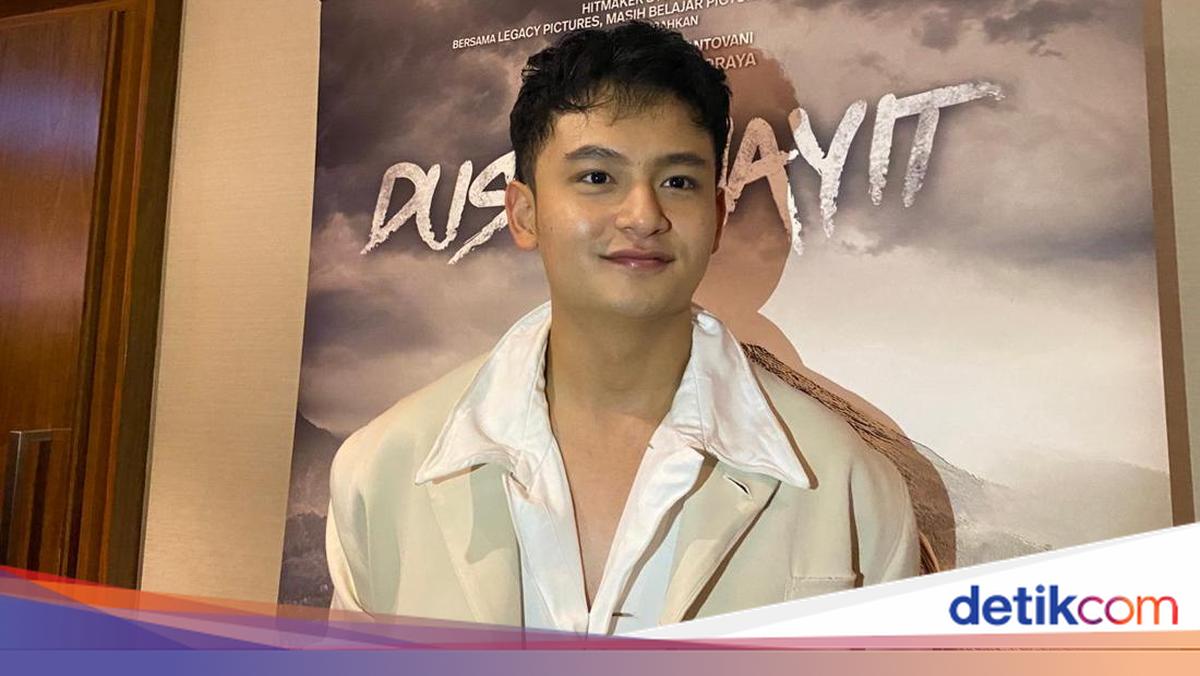 Randy Martin merayakan Natal dengan sederhana, fokus pada ibadah dan berkumpul bersama keluarga. Ia bersyukur bisa merayakan momen spesial ini.