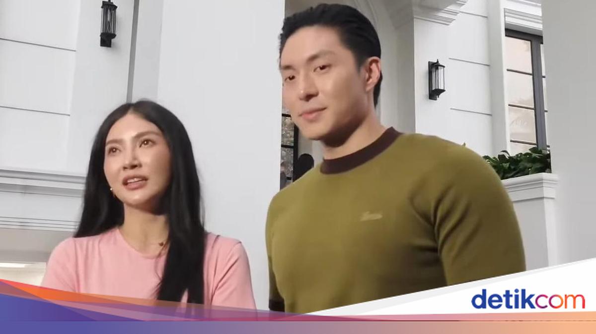 Perayaan Natal 2025 di rumah Sarwendah berbeda dengan kehadiran Giorgio Antonio. Acara ini diadakan atas permintaan anak-anaknya, Thalia dan Thania. Seperti apa?