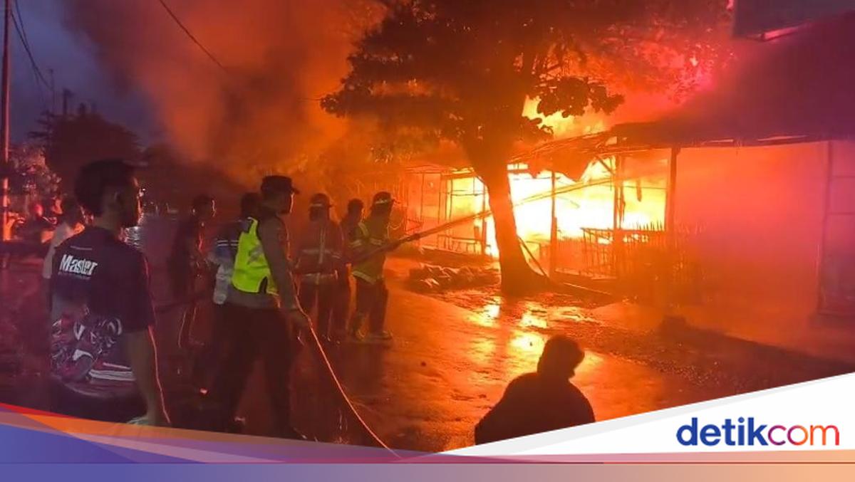 Polda Jateng Bantu Evakuasi Barang Pedagang Saat Kebakaran di Pasar Pemalang