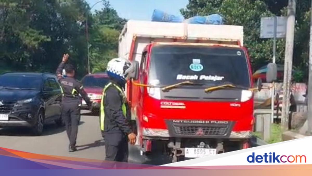 Bawa Muatan Berlebih, Truk Menuju Puncak Bogor Diputar Balik