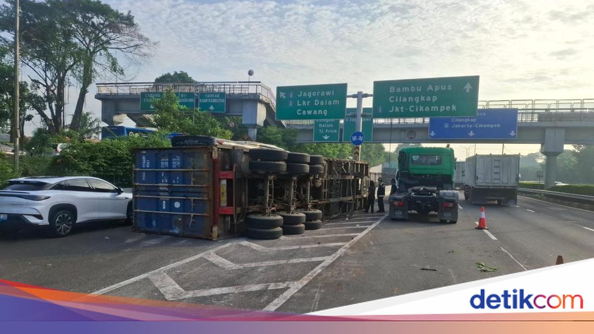 Truk Kontainer Terguling di Tol JORR, Lalin Arah Cikunir Macet