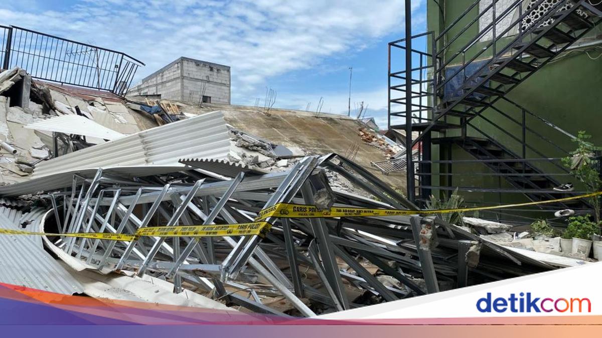 Penampakan Bangunan Parkir Dua Lantai yang Ambruk di Koja Jakut