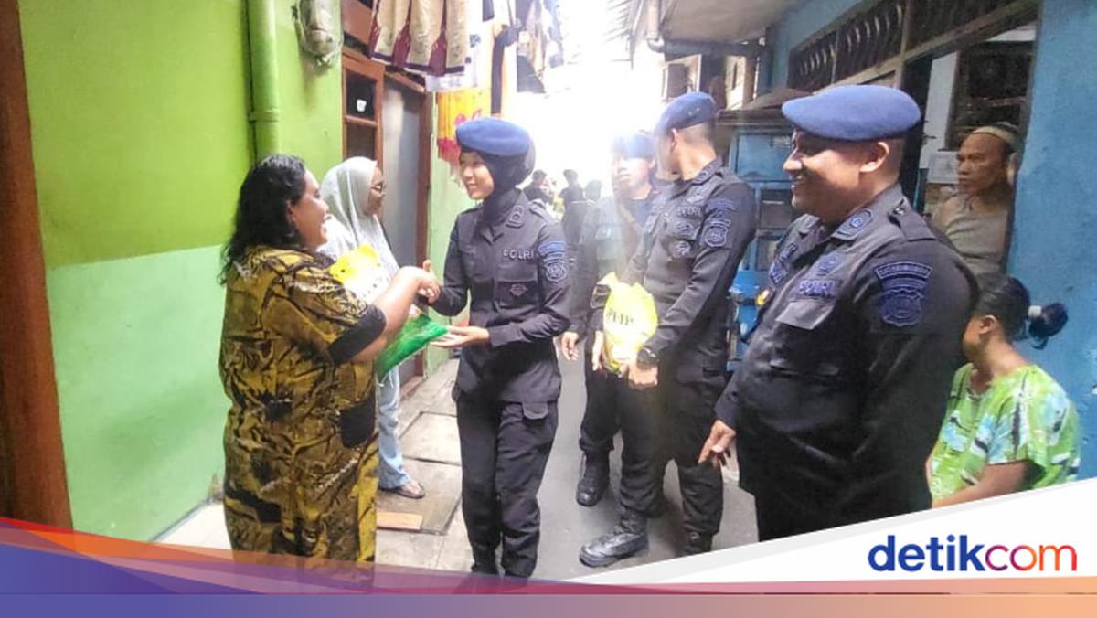 Brimob Polda Metro Beri Bantuan 625 Kg Beras ke Warga Kebon Sirih Jakpus