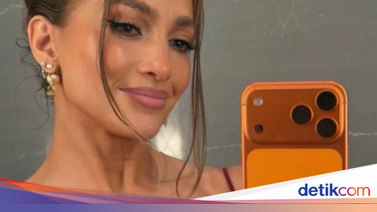 Ada yang Janggal dari Foto Selfie Jennifer Lopez di Hari Natal