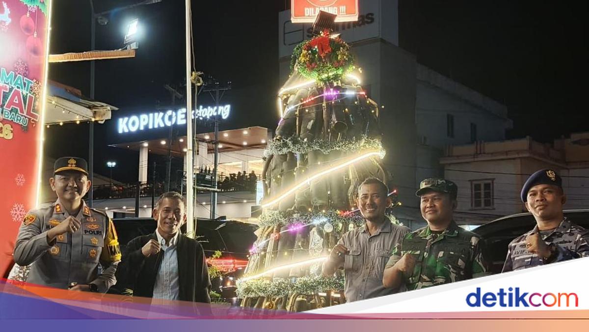 Natal 2025 di Ketapang dihiasi dengan pohon Natal unik dari 140 knalpot brong. Kreasi ini mengingatkan larangan penggunaan knalpot tidak standar. Begini penampakannya!