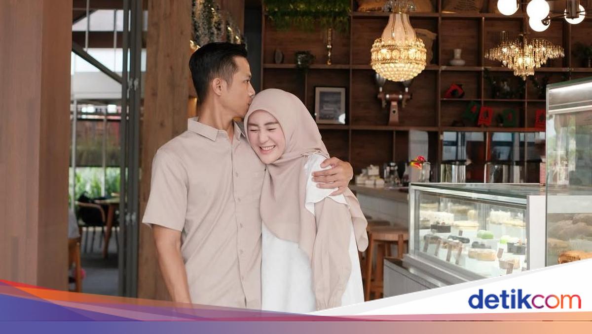 Larissa Chou seakan membantah kabar perceraian dengan suami, Ikram Rosadi. Ibu dua anak itu mengunggah momen kebersamaan dengan keluarga.