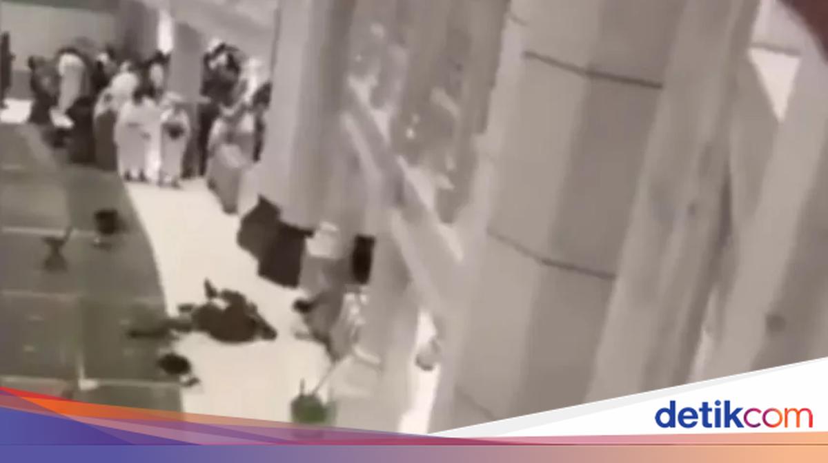 Seorang pria melompat dari lantai atas Masjidil Haram. Petugas keamanan yang mencoba menggagalkannya terluka.