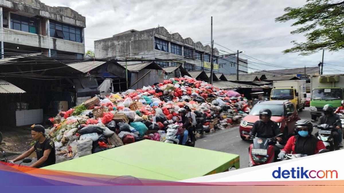 Gunungan Sampah Masih Mejeng di Tangsel, Bau Menyengat hingga Bikin Macet