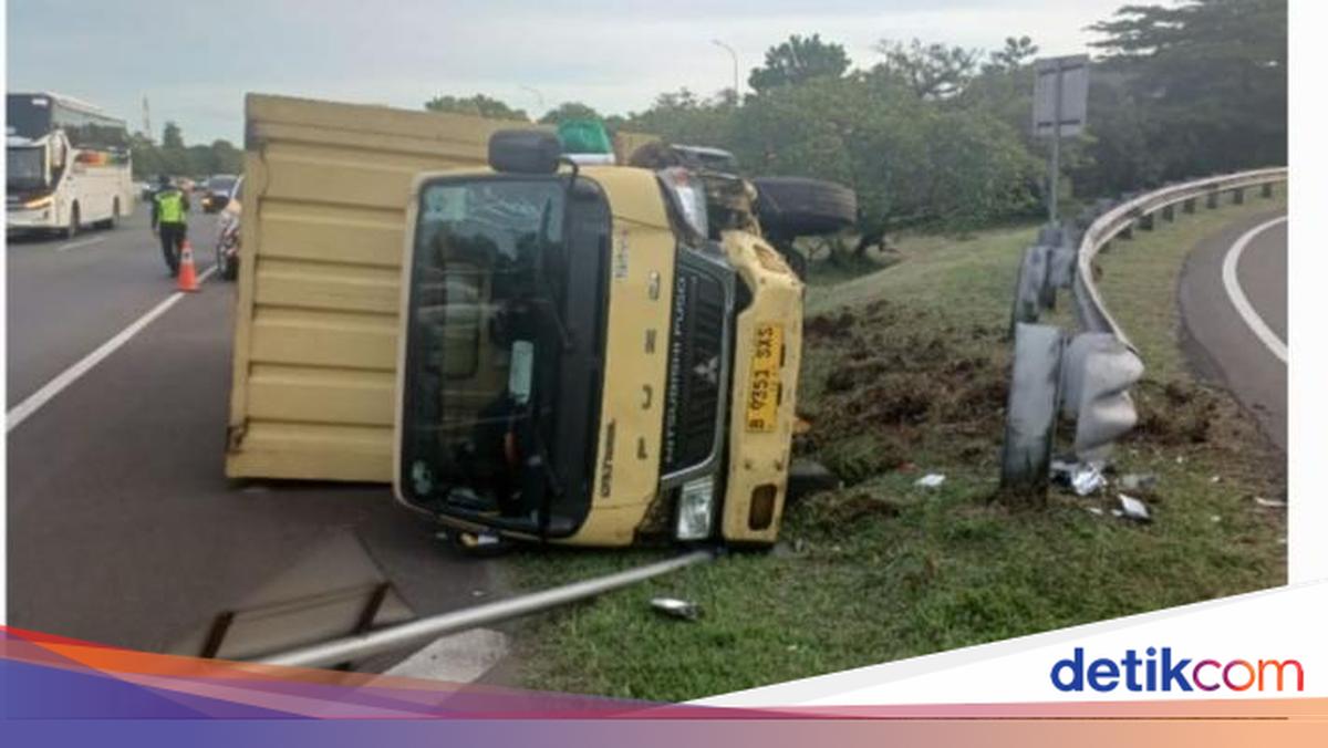 Kaget Disalip Pajero, Sopir Truk Boks Banting Setir hingga Terbalik di Jagorawi