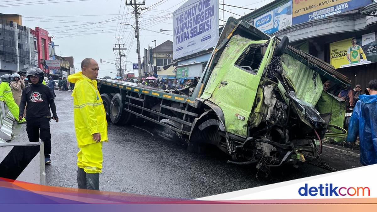 Truk Muatan Keramik di Wonosobo Meluncur Tabrak Tugu Gara-gara Rem Blong