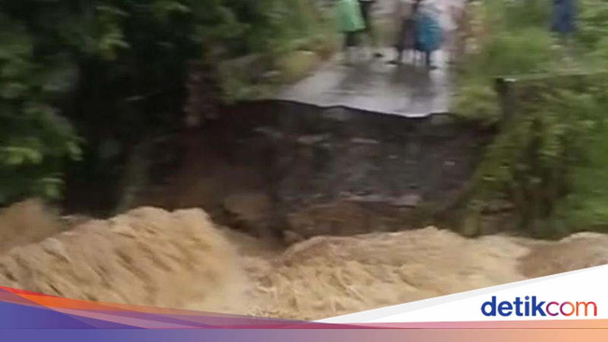 Jembatan di Tanah Laut Kalsel Putus Akibat Banjir, 1 Orang Tewas