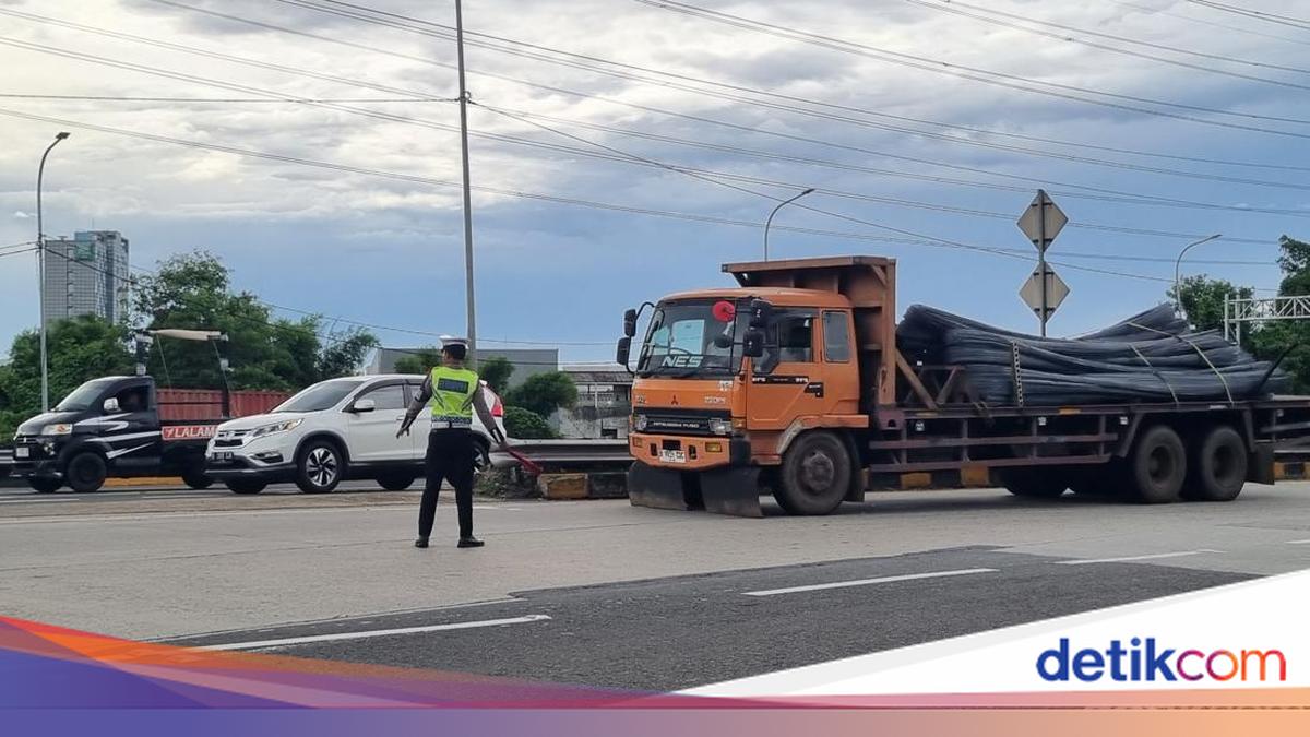 Polisi Tindak Truk Sumbu 3 Lewati Tol Cikampek Saat Masa Libur Nataru