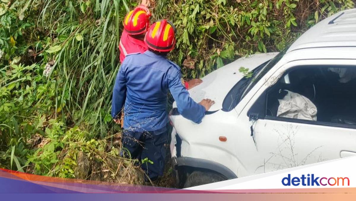 Mobil Masuk Jurang di Bogor gegara Pengemudi Ngantuk saat Belok