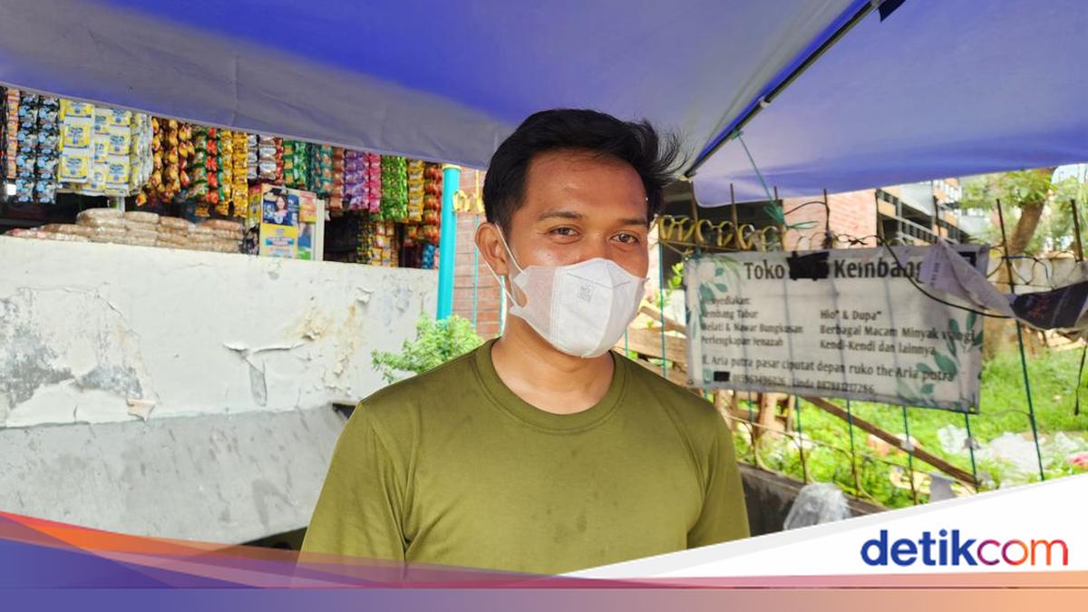 Pedagang Bunga di Ciputat Ngeluh Dagangan Dilalati Gegara Tumpukan Sampah