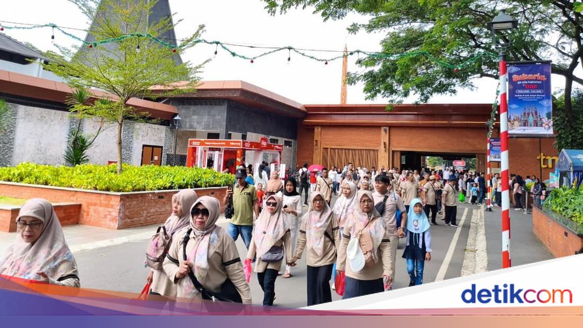 Long Weekend Nataru, TMII Ramai Pengunjung Pagi Ini