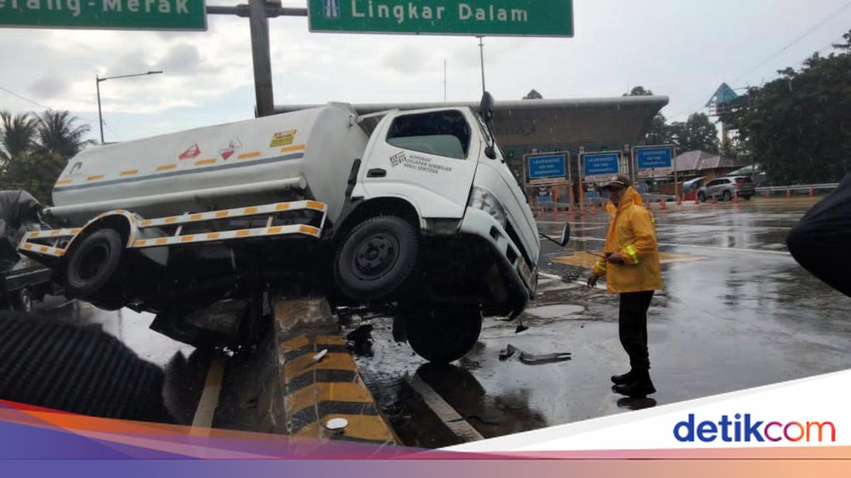 Truk Tangki Oleng Tabrak Pembatas Jalan Tol JORR hingga Ringsek