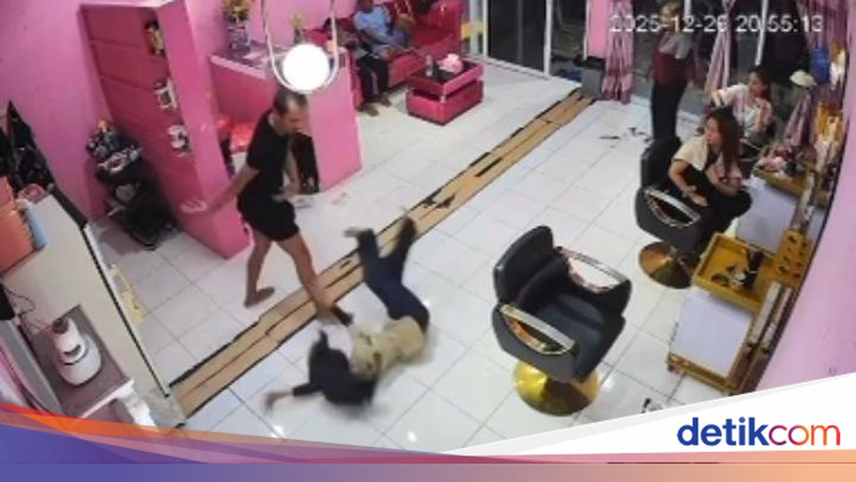 Kasir salon di Pohuwato, IT, dibanting dan ditendang oleh rekannya, JN, setelah cekcok soal tarif. Polisi telah mengamankan pelaku.

Via: @detiksulsel_