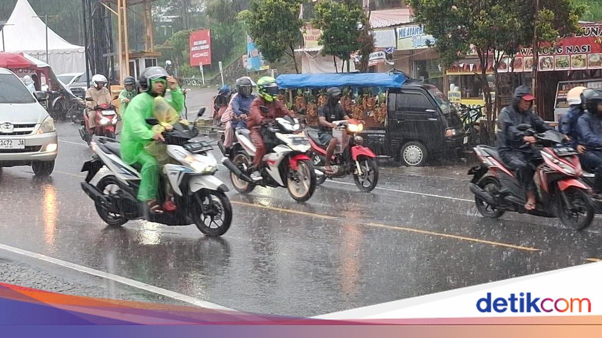 Puncak Bogor Diguyur Hujan Deras Sore Ini, Pengendara Diimbau Waspada