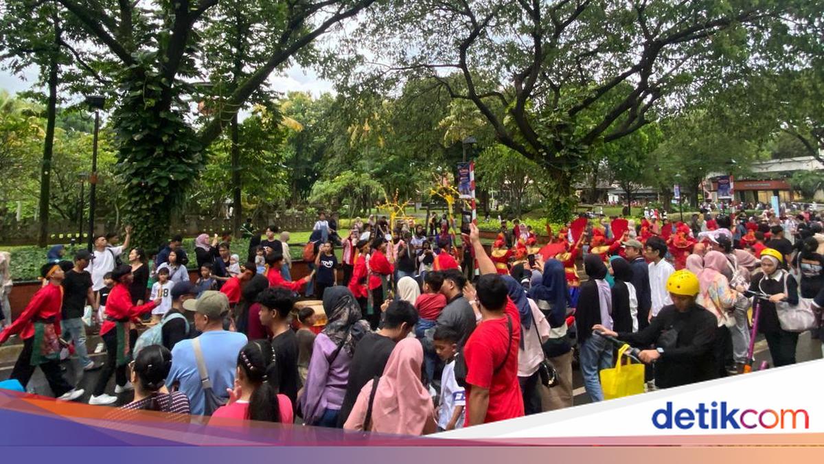 Tak Ada Kembang Api, TMII Gelar Aksi Nyalakan 1.000 Lilin saat Tahun Baru