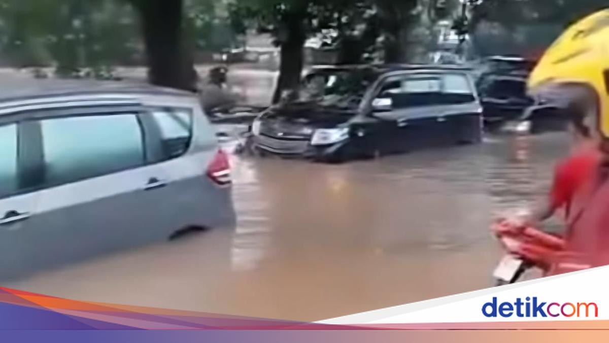 Banjir Terjang Gunung Putri Bogor, Mobil-mobil Sempat Terjebak di Jalan