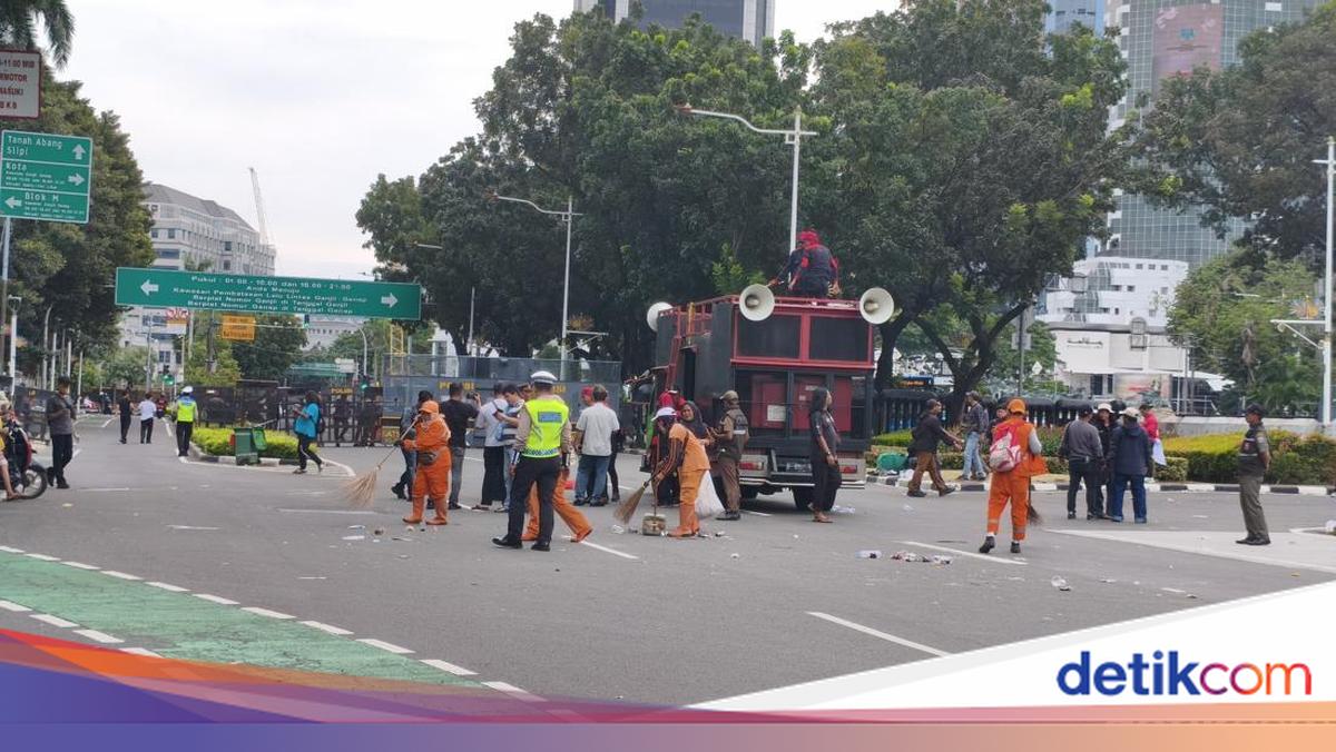 Demo Buruh Tolak UMP Jakarta Bubar, Lalin Jl Medan Merdeka Selatan Dibuka