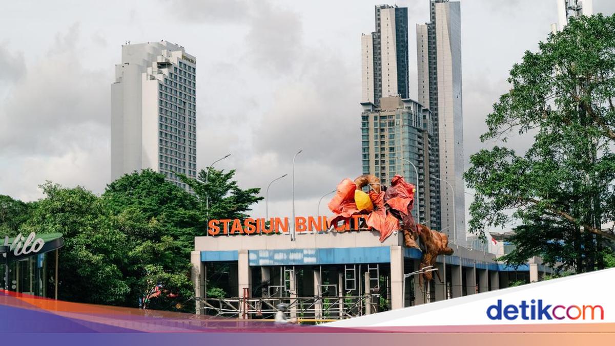 Karya Seni Instalasi Wisnu Ajitama Mejeng di Fasad Stasiun Sudirman Baru
